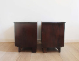 Set houten vintage nachtkastjes met zwart glas. Twee Art Deco stijl retro kastjes