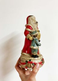 Vintage kerstmannen beeldje met kinderen. Keramieken retro Santa Clause