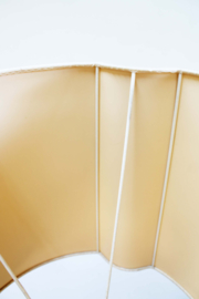 Houten vintage schemerlamp met beige kap. Scandinavische retro vloerlamp