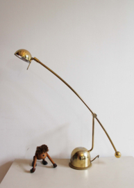 Goudkleurige vintage bureaulamp. Retro design tafel / hengellamp