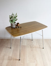 Bruine vintage campingtafel. Retro klaptafel