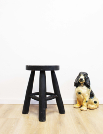 Massieve houten kruk. Zwart vintage krukje