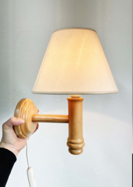 Houten vintage wandlamp met kap. Retro Wabi Sabi lampje