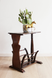 Houten vintage krantenbak met tafeltje.  Antieke (?) lectuurbak / magazine holder