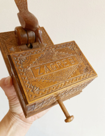 Houten vintage sigarettendoos met vogel.  Handgesneden doosje met mechanische vogel