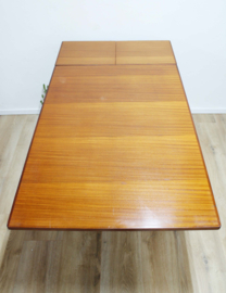 Vintage eettafel met uitschuifbaar blad. Houten Mid Century retro tafel.
