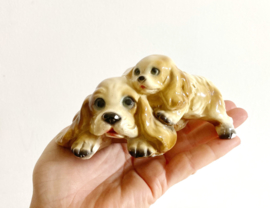 Schattig gipsen honden beeldje. Vintage moederhond met puppy