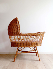 Prachtige rotan vintage wieg. Boho baby bedje met rieten kap.