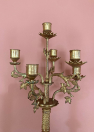 Grote antieke zeven-arms kandelaar. Goudkleurige (messing - brons?) kandelaber / kaarsenhouder