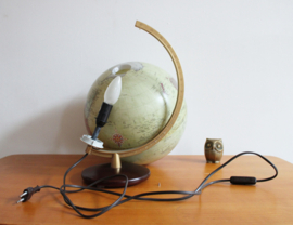 Vintage wereldbol met verlichting. Columbus Renaissance globe