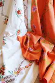Set handgeborduurde vintage tafelkleden. Retro kleed met bloemen.