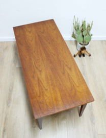 Houten vintage bijzettafel. Kleine retro salontafel