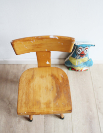Houten vintage schoolstoeltje. Retro kleuter / peuter stoel - Schilte
