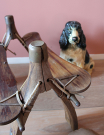 Vintage kamelenzadel kruk met bruin kussen. Houten Boho voetenbankje