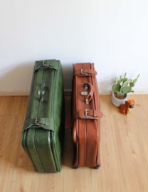 Set vintage koffers, bruin en groen.Retro valies / reistas