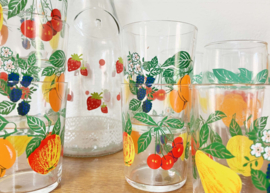 Grote set vintage sapglazen met karaf. Retro limonade glazen met fruit decor
