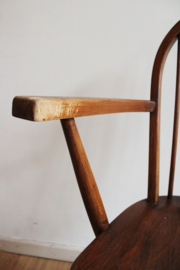 Antieke houten Windsor stoel. Vintage spijlenstoel met armleuningen