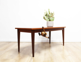 Houten vintage bijzettafel. Kleine retro salontafel