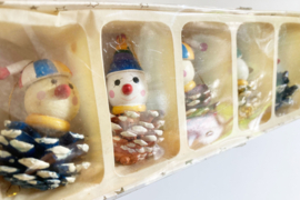 Doosje met vintage kerst clowns. Retro kerstdecoratie