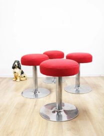 Set van 4 metalen retro krukken. Vintage tulpkrukjes met rode zitting