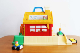 Vintage Fisher Price school huis met speeltuin. Origineel retro speelgoed