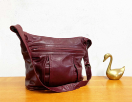 Italiaanse rood lederen vintage handtas - Carol. Bordeauxrode leren schoudertas.