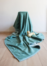Grote blauw / groenige retro deken van dralon. Tweepersoons vegan sprei/ vintage plaid.