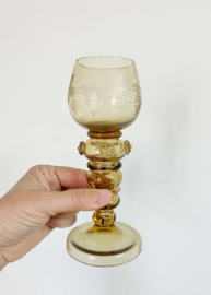 Prachtig antiek wijnglas met gravering, evt 6. Amberkleurige vintage roemerglazen