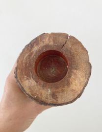 Houten handgesneden kandelaar met bosfiguur. Vintage kaarsenhouder met gezicht