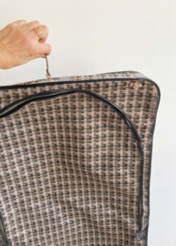 Vintage kledingtas met handvat en hanger. Retro reistas / kledinghoes
