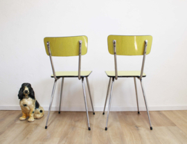 Set van 2  gele vintage stoelen. Retro formica stoeltjes - geel