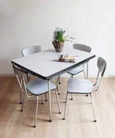 Witte uitschuifbare formica tafel met stoelen. Retro eettafel met stoeltjes