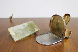 Gouden vintage perforator met groen stenen pennenhouder in marmer look.