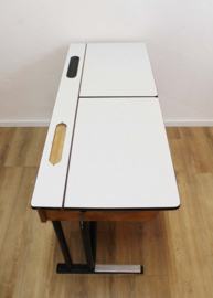 Vintage schoolbureau met 2 houten Casala stoelen. Retro duo lessenaar