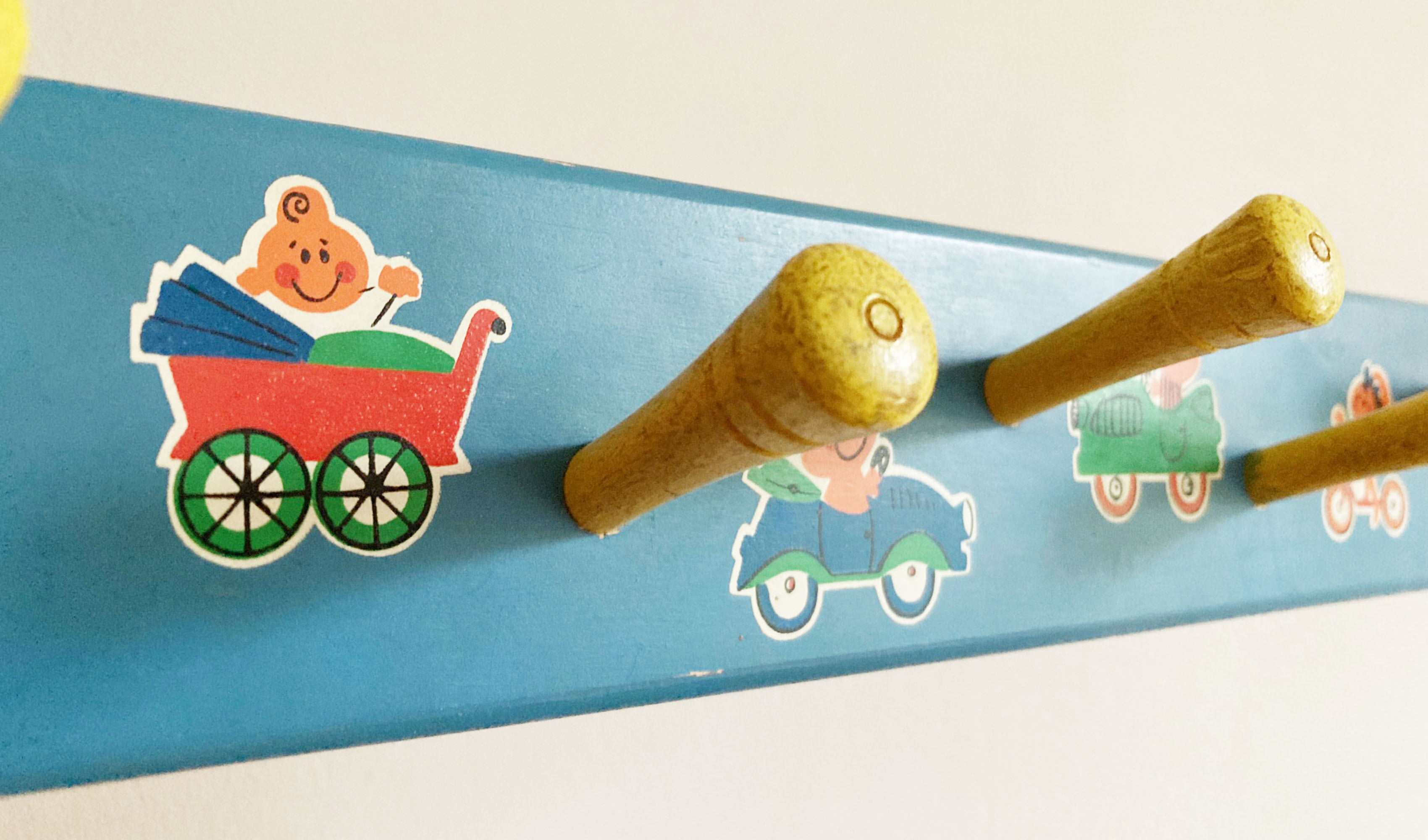Blauwe vintage kapstok met gele haken. Houten retro kapstokje voor kids