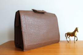 Bruine vintage aktetas. Oude retro dokterstas / schooltas