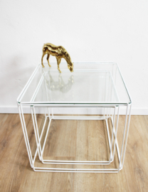 Set vintage bijzettafels, Isocele -  Max Sauze. Wit metalen retro design  mimiset.