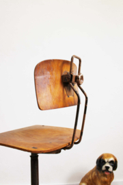 Vintage atelier / werkplaats stoel. Industriële retro tekenstoel.