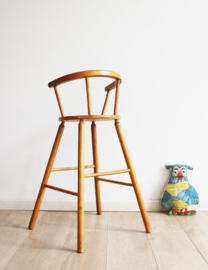 Houten vintage kinderstoel van Kibofa. Hoge retro spijlenstoel