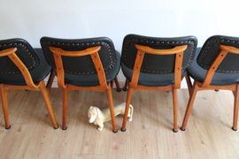 Set houten vintage stoelen met zwart skai-leer. Mid Century - Scandinavisch -design