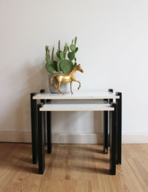 Zwart - witte vintage mimiset. Twee retro tafeltjes / nesting tables