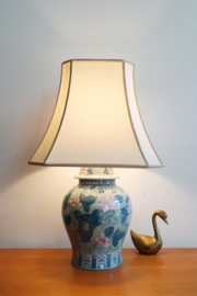Vintage vaaslamp met roze bloemen. Keramieken lamp met kap