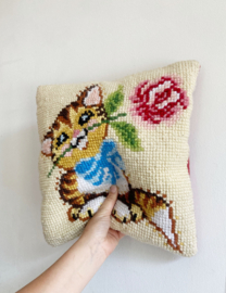Vintage kussen met poesje. Handgemaakt retro katten kussentje