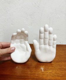 Twee witte keramieken handjes. Vintage boekensteun en retro zeepbakje