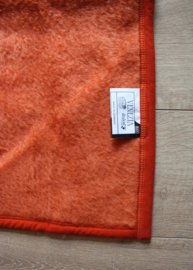 Oranje/ rode retro deken van dralon. Eenpersoons vegan sprei/plaid.