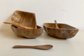 3 houten schaaltjes met lepels. Drie vintage bakjes / kommetjes