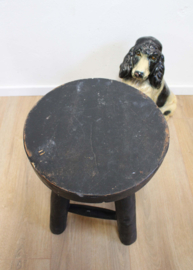 Massieve houten kruk. Zwart vintage krukje