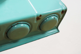 Vintage turquoise emaillen zand-zeep-soda rek. Origneel retro plankje met potten.