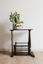 Houten vintage krantenbak met tafeltje.  Antieke (?) lectuurbak / magazine holder