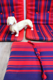 Set van 4 vintage tuinstoelkussens. Vier rood / blauw gestreepte retro kussens.